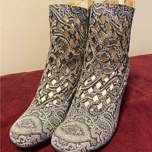 Baroque Murillo grey paisley size 9.